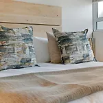 Sunset Bay Villa - Chic Villa With Ocean Views